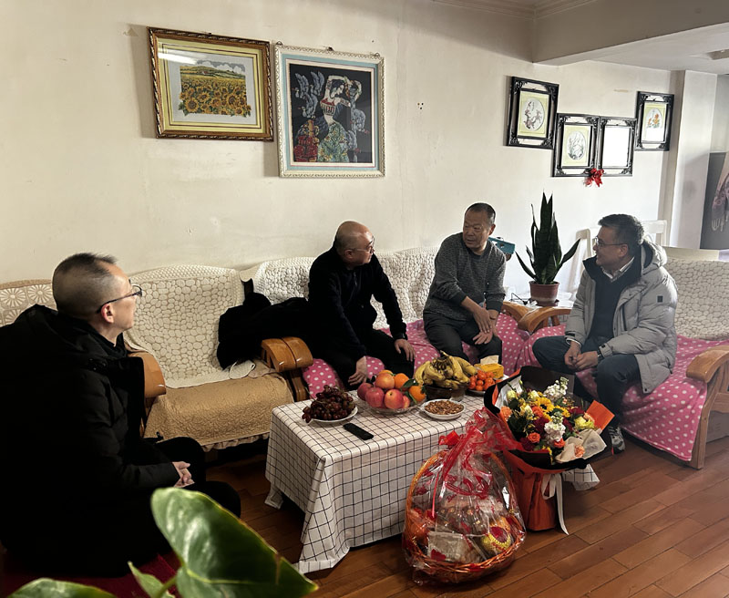 集團(tuán)公司副總經(jīng)理、土木工程院董事長(zhǎng)曹慶 春節(jié)前夕慰問公司勞動(dòng)模范